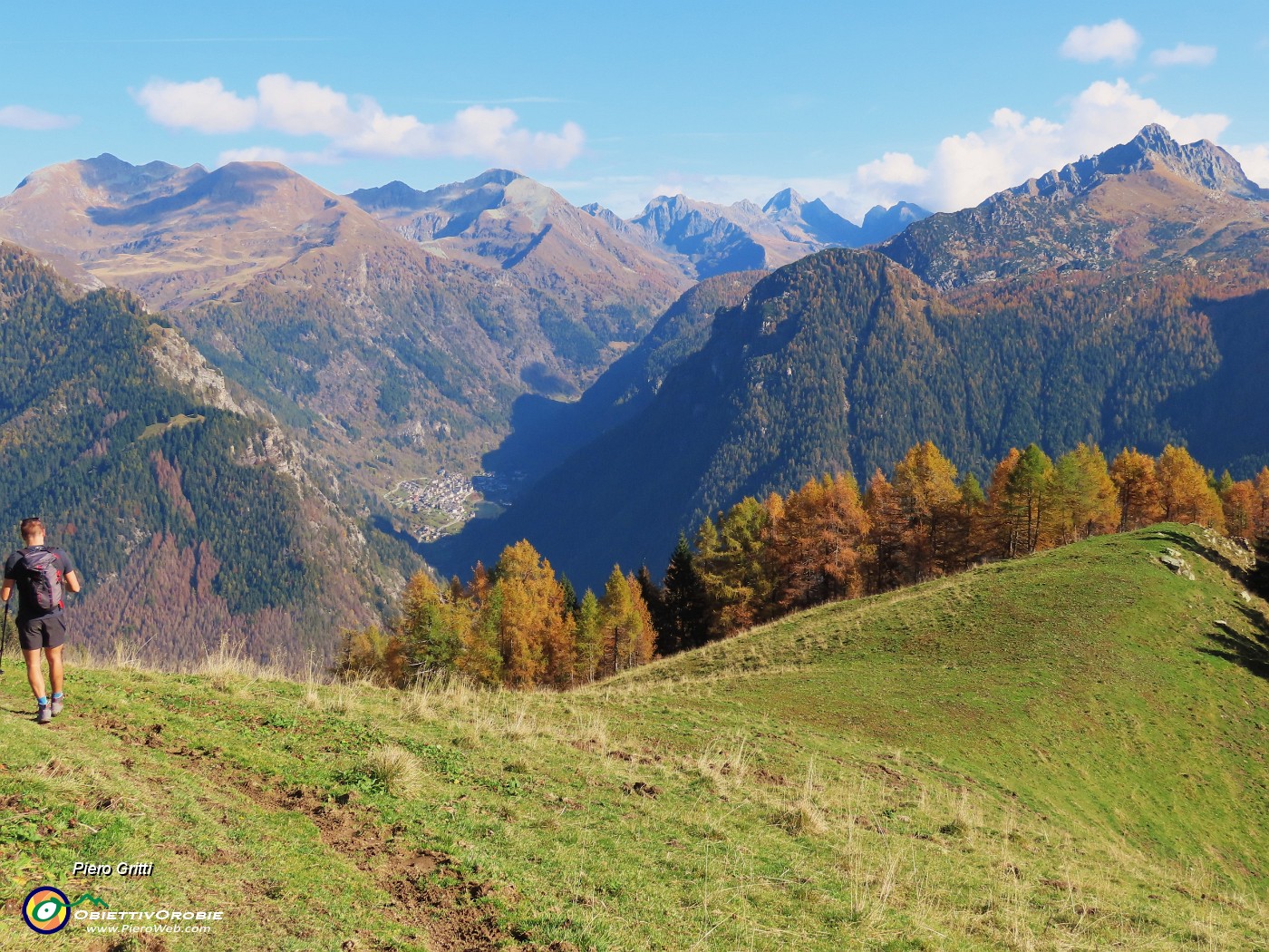 25 Alla Baita Quedro (1880 m) spettacolo di panorami e di larici colorati d'autunno.JPG